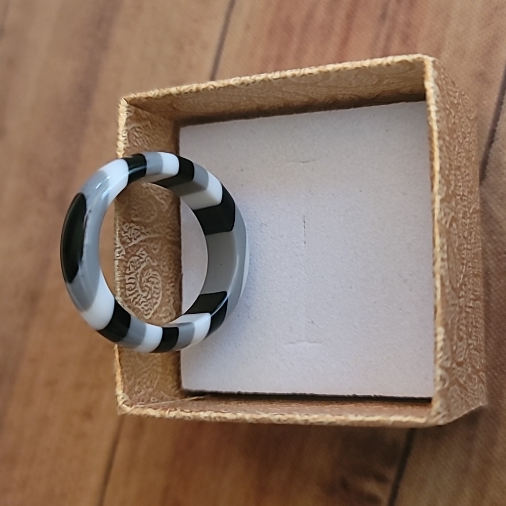 Vibrant Grey Multicolored Striped Unisex Resin Ring in Random Colored Gift Box - Picture 4 of 8